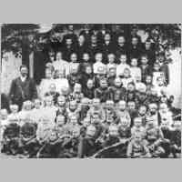103-0090 Die Schule Starkenberg im Sommer 1908 mit Kantor Wolf.jpg